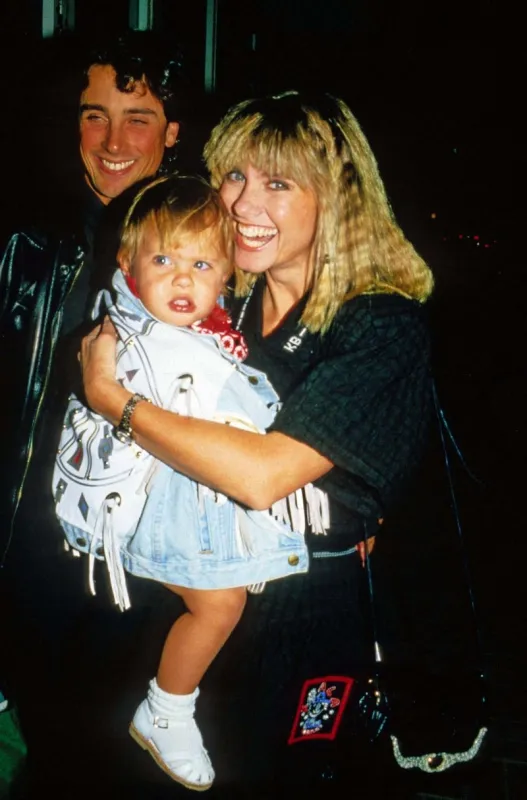olivia newton john with husband matt lattanzi and daughter chloe 1988 photo by globe photos mediapunch  abacapresscom