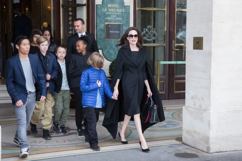 angelina jolie with her children arriving at le louvre on january 30, 2018 in paris, france photo by nasser berzane abacapresscom <motcle99> candid pap planque < motcle99> , 623640 007 paris france