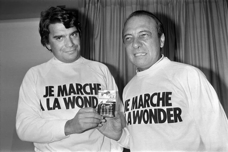 french businessman bernard tapie (l) and publicist jacques séguéla (r) launch poses the advertising campaign for the batteries wonder, on april 18, 1986 at the pavillon gabriel, in paris (photo by pascal george   afp)
