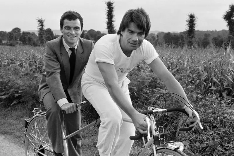 french cyclist bernard hinault (l) and his new sponsor french businessman bernard tapie (r) ride in tandem, on october 7, 1983 in yffiniac, côtes-d'armor, in france (photo by -   afp)