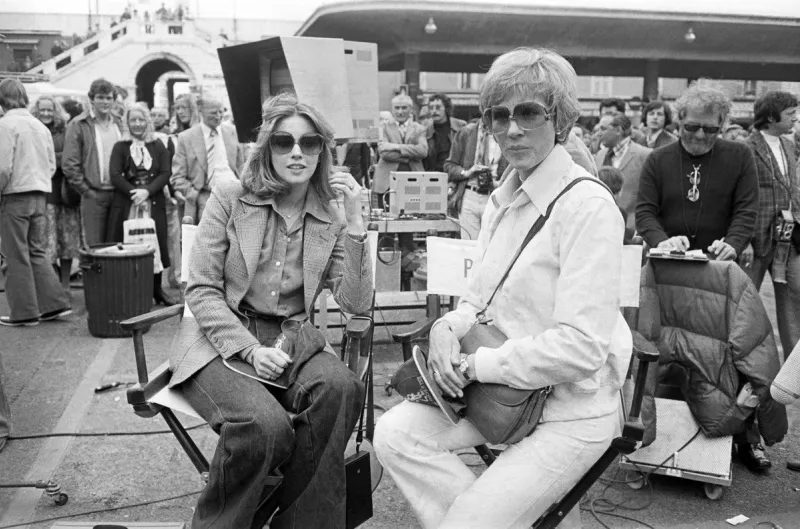 us actress julie andrews (r) wife of us director blake edwards and lynne frederick, wife of peter sellers are pictured on the filming of the the revenge of the pink panthers, on april 15, 1975 in nice (photo by ralph gatti   afp)