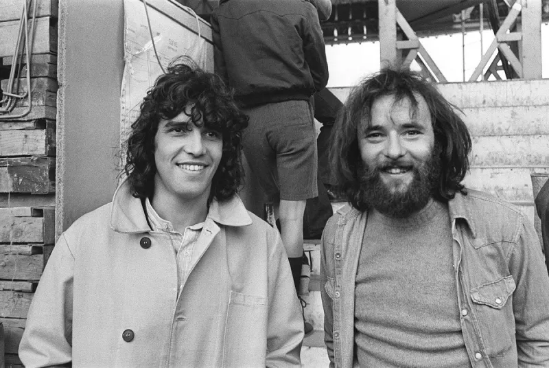 photo des chanteurs français maxime le forestier (d) et julien clerc prise lors de la fête de l'humanité à la courneuve, près de paris, le 12 septembre 1976 (film) afp photo (photo by afp)