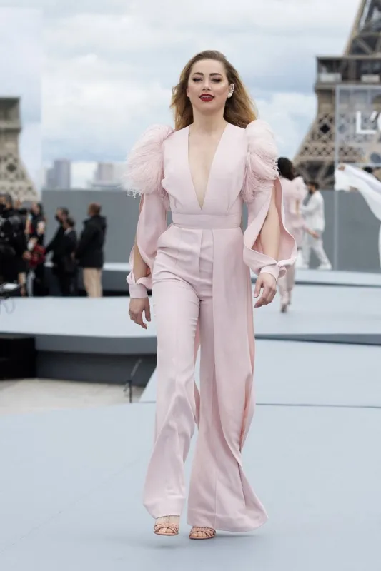 amber heard walks the runway during the l'oreal show as part of paris fashion week womenswear spring summer 2022 in paris, france on october 03, 2021 photo by aurore marechal abacapresscom , 783018 199 paris france