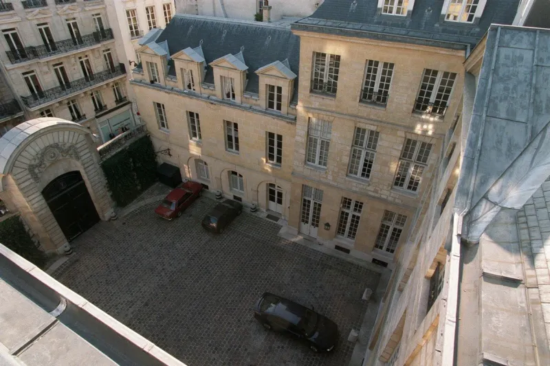 vue plongeante prise le 13 décembre 1994 à paris de l'hotel particulier de bernard tapie, 52 rue des saints-pères (photo by pascal guyot   afp)