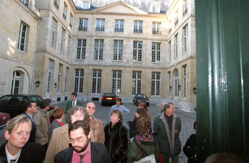 vue prise le 13 décembre 1994 à paris de l'hotel particulier de bernard tapie, 52 rue des saints-pères (photo by pascal guyot   afp)