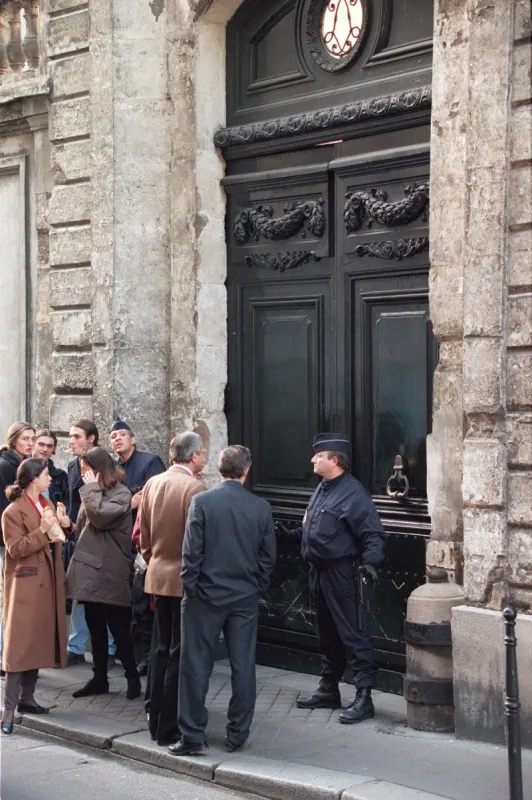 vue prise le 13 décembre 1994 à paris devant la porte d'entrée de l'hotel particulier de bernard tapie, 52 rue des saints-pères (photo by pascal guyot   afp)