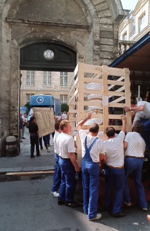 des déménageurs emportent des objets d'art le 28 juillet à paris, à la suite de la saisie opérée dans l'hôtel particulier de bernard tapie à la demande du crédit lyonnais (photo by joel robine   afp)