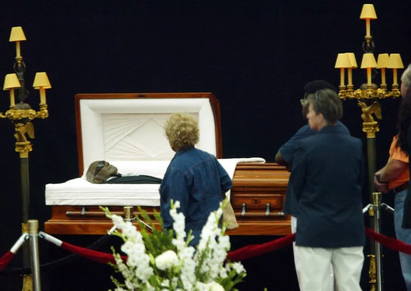 open casket - hwc81t mourners view the casket of singer ray charles at the los angeles convention center in los angeles, california on june 17, 2004 photo credit  francis specker photo by alamy abacapresscom