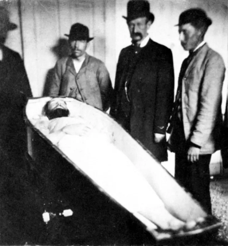 open casket - mfh1a1 jesse james, coffin containing the infamous outlaw after he was shot dead by bob ford in 1882 in saint joseph, missouri image shot 1882 exact date unknown photo by alamy abacapresscom