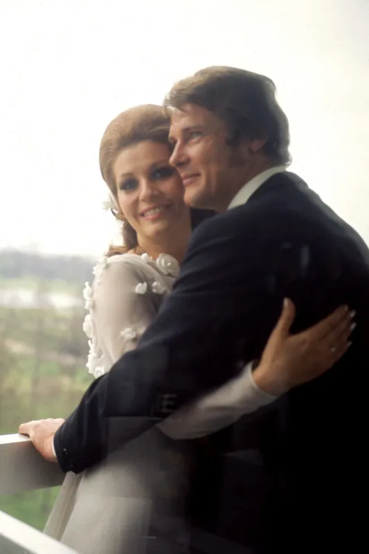 english actor roger moore with his bide, actress luisa mattioli, at their wedding reception at the royal garden hotel, london photo by pa photos abacapresscom , 593937 017 londres london