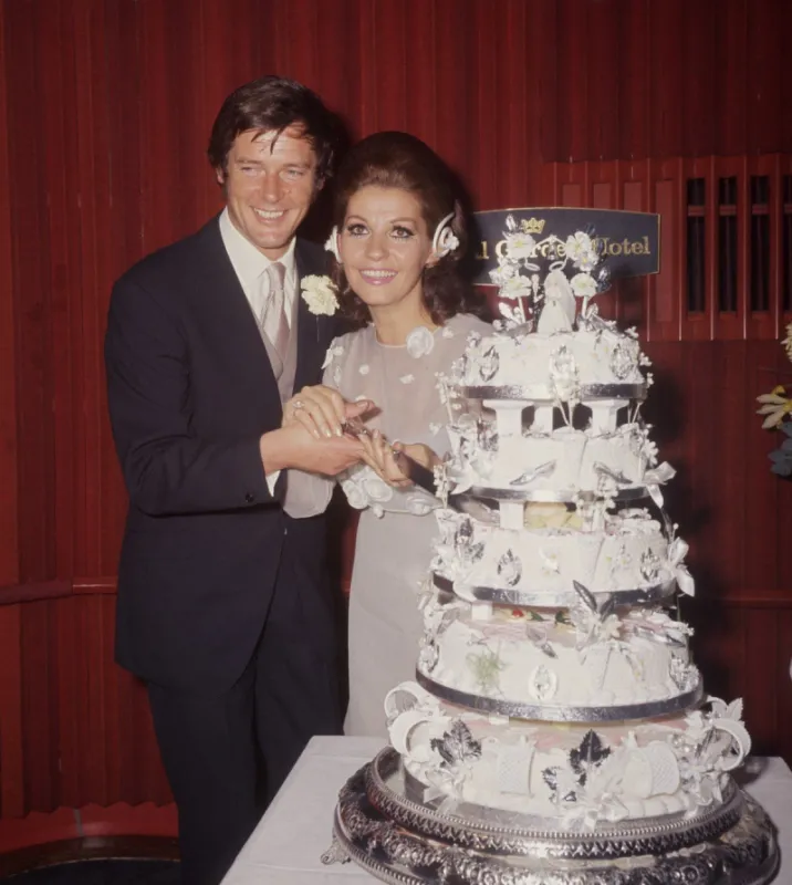 english actor roger moore with his bide, actress luisa mattioli, at their wedding reception at the royal garden hotel, london photo by pa photos abacapresscom , 593937 018 londres london