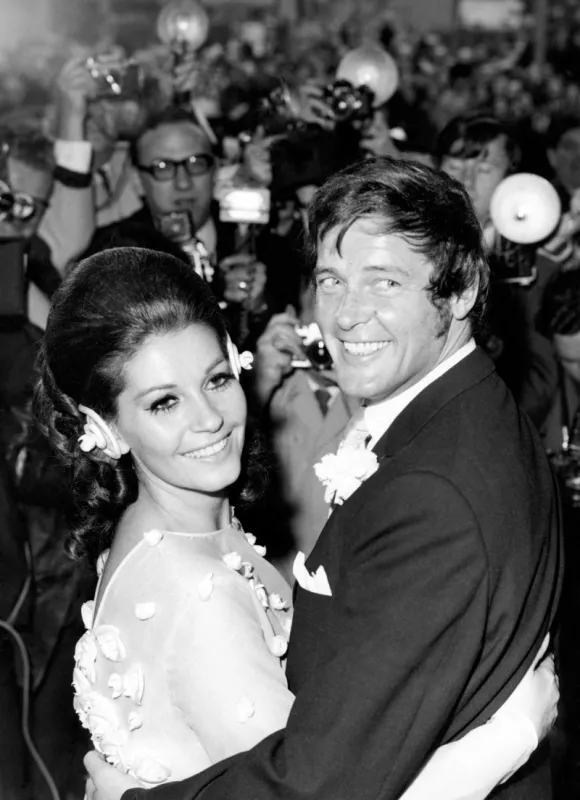 newlyweds roger moore and luisa mattioli in front of the press photo by pa photos abacapresscom , 593937 021 londres london
