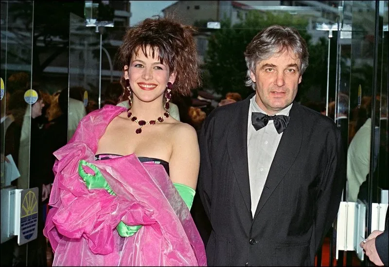 l'actrice sophie marceau pose pour les photographes avec son compagnon, le réalisateur polonais andrezej zulawsky, le 11 mai 1988, avant de monter les marches du palais des festivals à cannes lors du festival du film (photo by stf   afp)