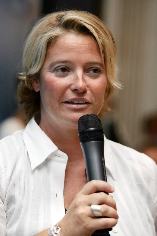 la journaliste et présentatrice marina carrère d'encausse s'exprime, le 30 août 2005 à paris, lors de la présentation des programmes de rentrée de la radio europe 1 afp photo pierre verdy (photo by pierre verdy   afp)