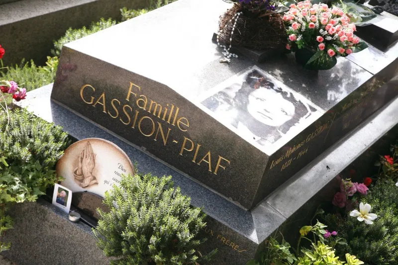 famous graves in paris cemeteries