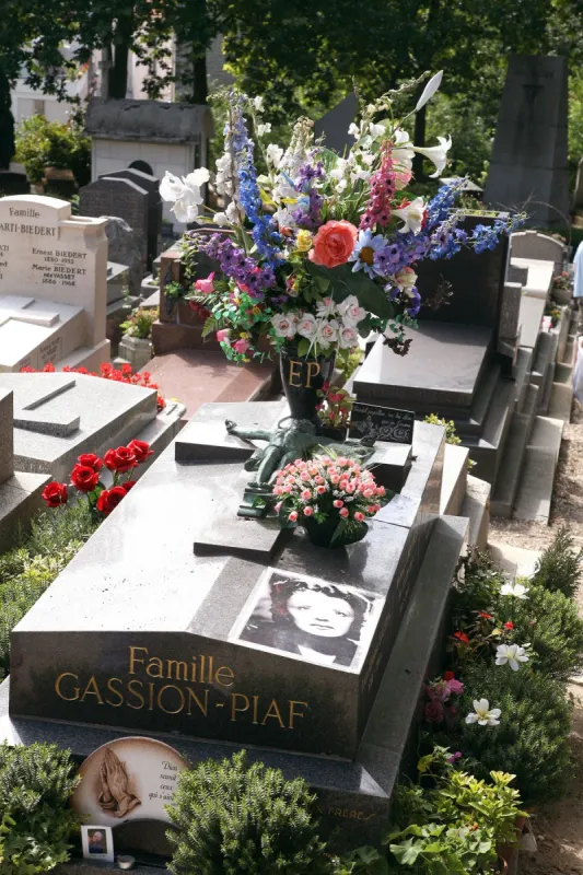 famous graves in paris cemeteries