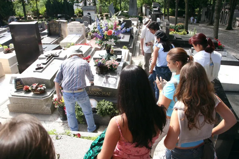 famous graves in paris cemeteries
