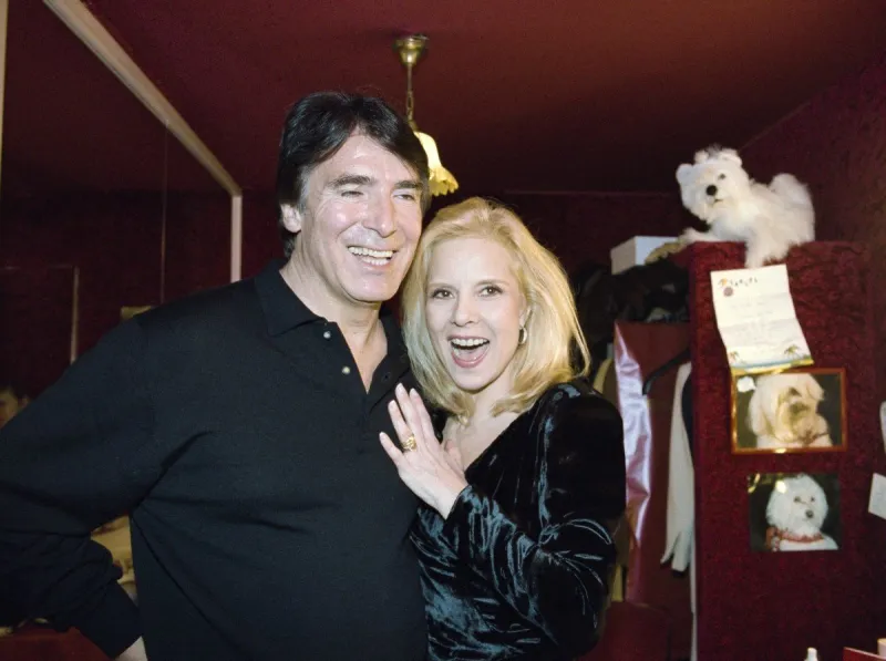 french singer sylvie vartan poses on january 31, 1995 with her husband us producer tony scotti prior her concert at the casino de paris afp photo bertrand guay (photo by bertrand guay   afp)