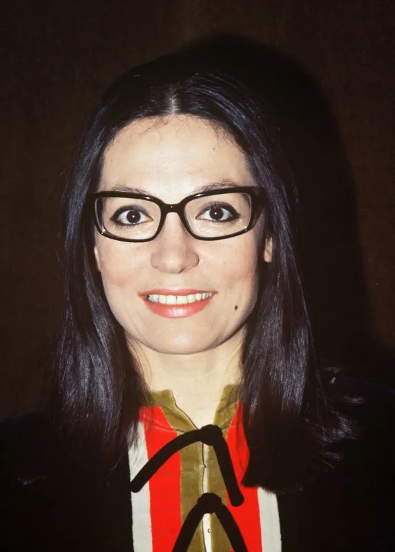 la chanteuse nana mouskouri pose, le 03 mars 1971, après un concert à paris elle a comercialisé, depuis 1958, plus de 1350 chansons et a vendu environ 200 milions de disques afp photo (photo by afp)