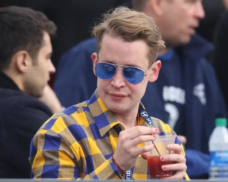 macaulay culkin and girlfriend at foot game - la