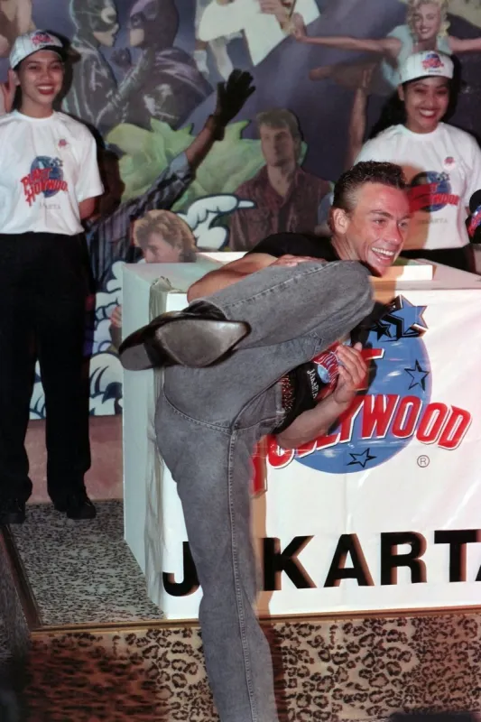 indonesia-van damme-planet hollywood