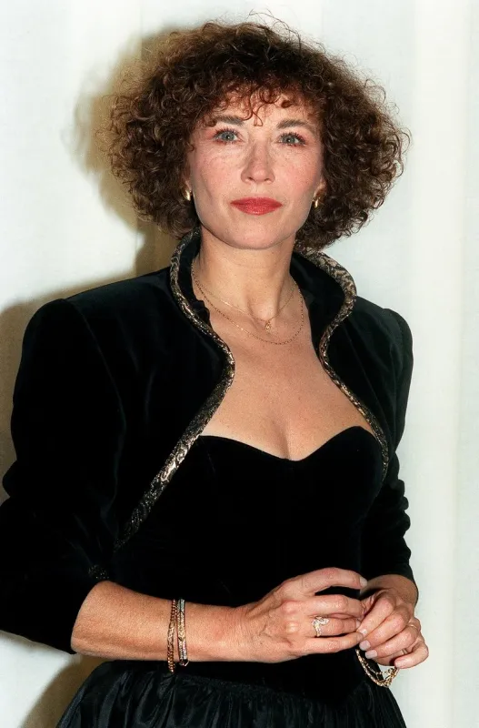 la scénariste et actrice française marlène jobert est photographiée, le 09 mars 1991 à paris, lors de la remise des césars du cinémaafp photo (photo by -   afp)