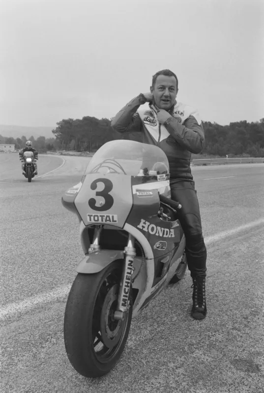 coluche tries for the magazine moto journal the raymond roche's honda 500 moto grand prix at the castellet circuit in france on november 15, 1983 (photo by laurent gomis   afp)