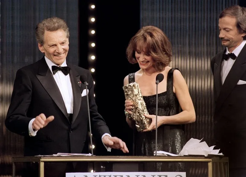 l'actrice nathalie baye remet un césar d'honneur à jean-pierre aumont (g), aux côtés de patrick chesnais, le 09 mars 1991 au théâtre des champs elysées à paris afp photo pierre verdy (photo by pierre verdy   afp)
