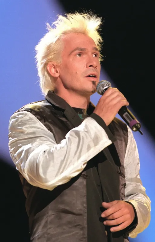 la français florent pagny chante, le 20 février à l'olympia de paris, lors de la cérémonie de remise des 13e victoires de la musique pagny est élue artiste interprète masculin de l'année (photo by thomas coex   afp)