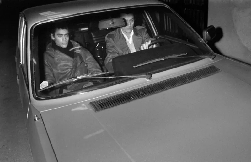 le fils d'alain delon, anthony delon, inculpé de vol et de port d'armes, est libéré de la prison de bois d'arcy le 21 février 1983, où il était incarcéré depuis un mois, et conduit par son père afp photo joel robine (photo by joel robine   afp)