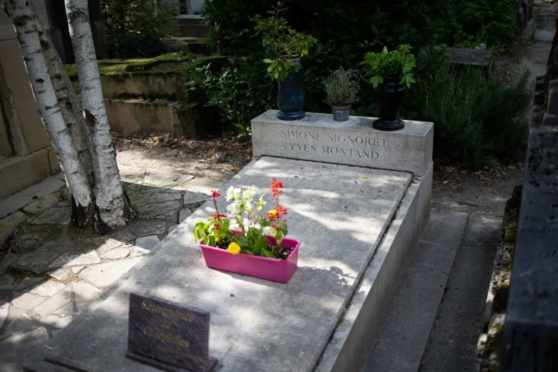 illustrations of the pere lachaise cemetery - paris