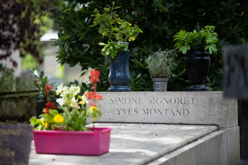 illustrations of the pere lachaise cemetery - paris