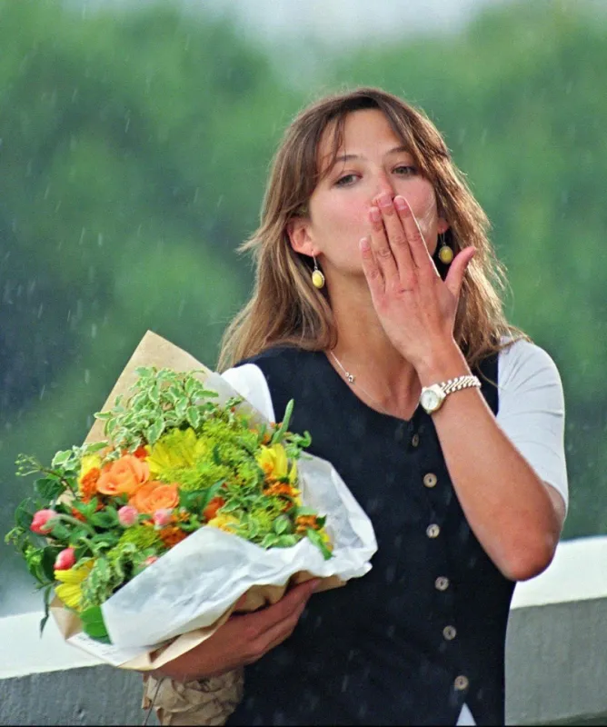 l'actrice sophie marceau envoie un baiser aux photographes, le 18 mai 1995 au palais des festivals à cannes, où elle venue présenter son court-métrage l'aube à l'envers en compétition pour un certain regard (photo by gerard fouet   afp)