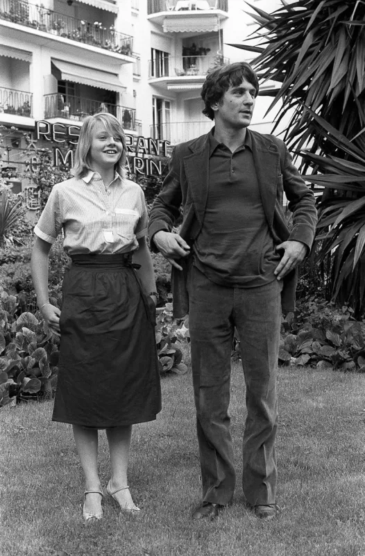 us actors jodie foster (l) and robert de niro, leading roles of martin scorsese film taxi driver, are pictured during the 30th cannes film festival 20 may 1976 (photo by afp)
