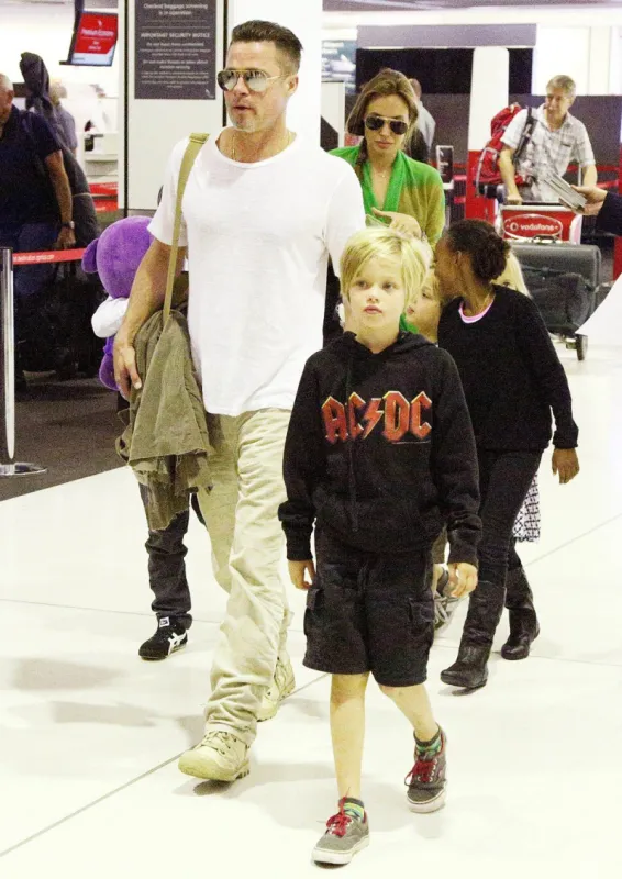 exclusive - brad pitt and angelina jolie with all kids at sydney airport