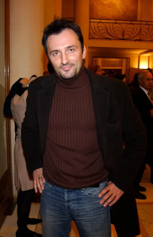 © serge arnal abaca 53099-2 paris-france, november 24, 2003 frederic lopez arrives at the screening of chen kaige's movie, together (l'enfant au violon) at the champs elysee theatre in paris <motcle99> france frankreich ile-de-france paris < motcle99>
