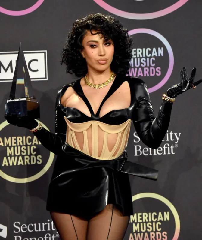 kali uchis arriving at the 2021 american music awards held at the microsoft theatre on november 21, 2021 in los angeles, ca, usa photo by oconnor aff abacapresscom , 788938 025 los angeles etats-unis united states