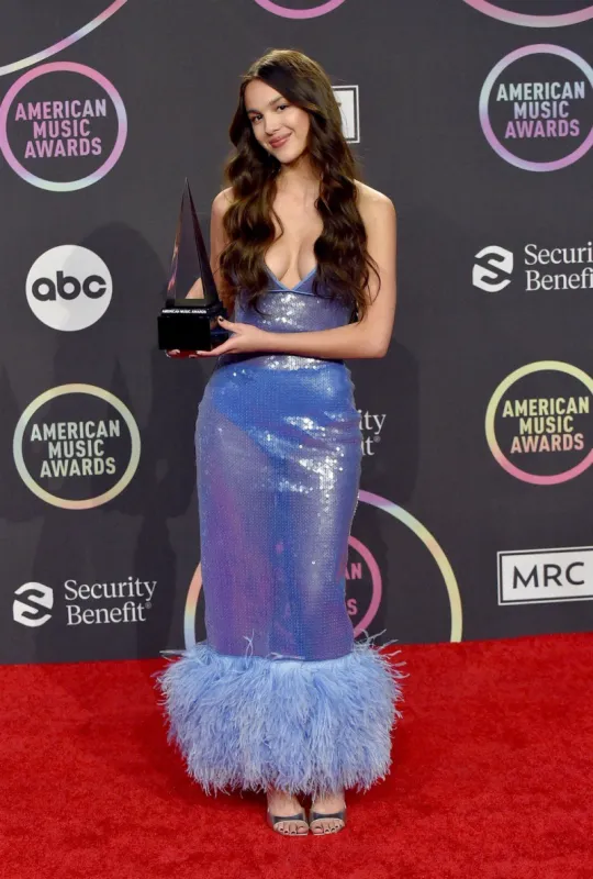 olivia rodrigo arriving at the 2021 american music awards held at the microsoft theatre on november 21, 2021 in los angeles, ca, usa photo by oconnor aff abacapresscom , 788938 031 los angeles etats-unis united states