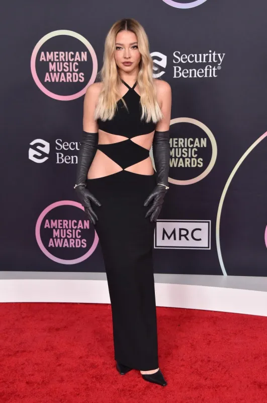 madelyn cline arriving at the 2021 american music awards held at the microsoft theatre on november 21, 2021 in los angeles, ca, usa photo by o'connor aff abacapresscom , 788937 032 los angeles etats-unis united states
