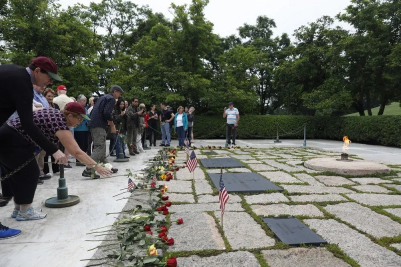 us memorial day is commemorated at arlington national cemetery