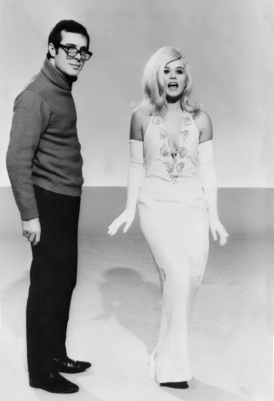 l'humoriste français guy bedos et son épouse, l'actrice sophie daumier, préparent, le 28 février 1966, un numéro pour leur spectacle tête-bêche au théâtre des champs-elysées à paris  (film) afp photo (photo by upi   afp)