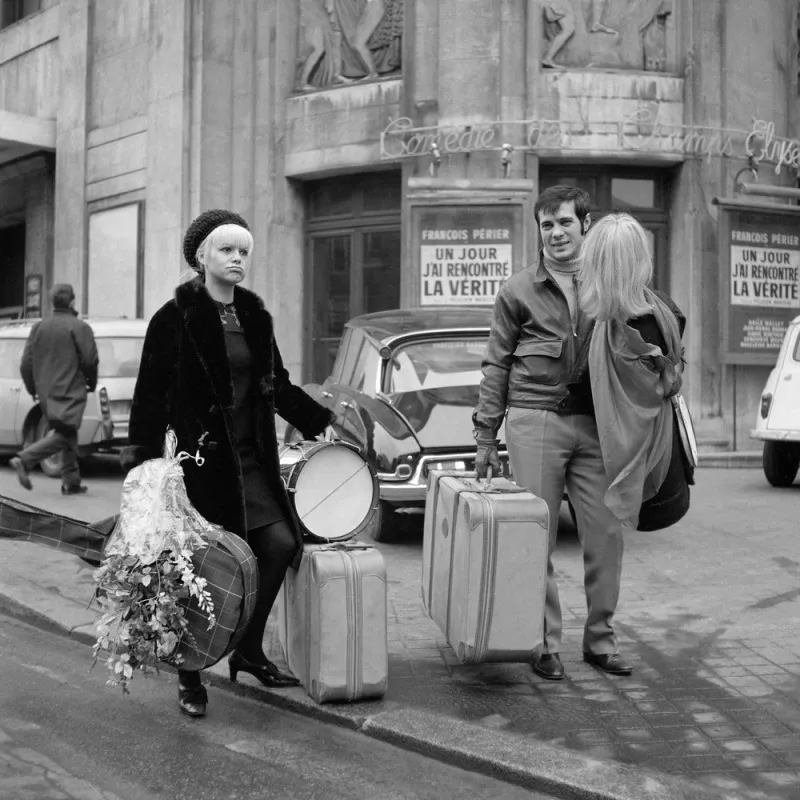 photo prise le 16 janvier 1967 à paris des acteurs sophie daumier (g) et guy bedos (d) quittant la comédie des champs elysées pour rejoindre le théâtre des variétés où ils donnent leur spectacle afp photo (photo by afp)