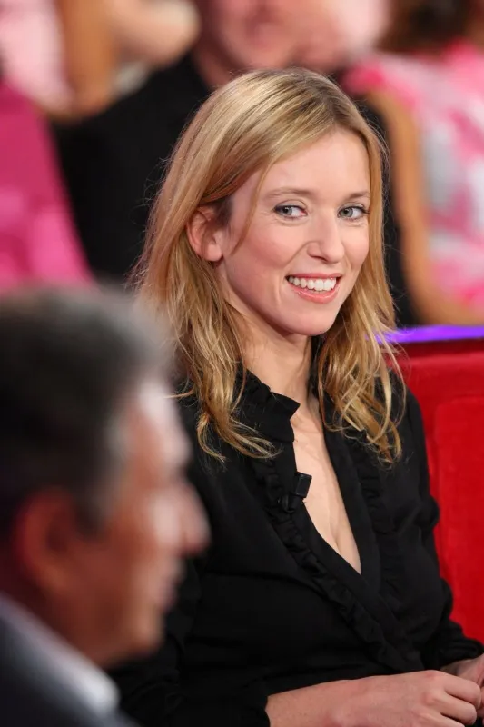 lea drucker lors de l'enregistrement de l'emission vivement dimanche a paris, france, le 21 novembre 2007 photo max colin abacapresscom