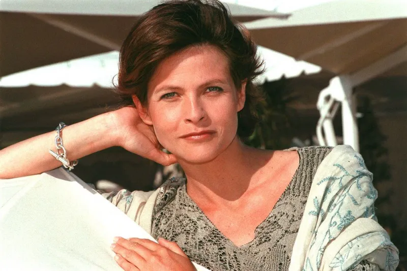 © franz chavaroche nice matin abaca 12868-2 cannes, 19 5 99 charlotte valandrey sur la plage du galion , 12868 02 cannes france