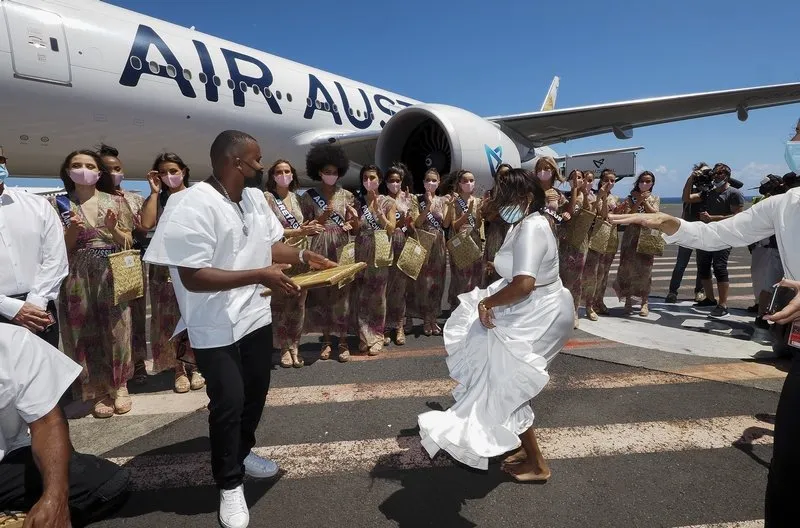 exclusif ile de la reunion   voyage de preparation a l'election de miss france 2022 - arrivee des candidates a laeroport de lile de la reunion