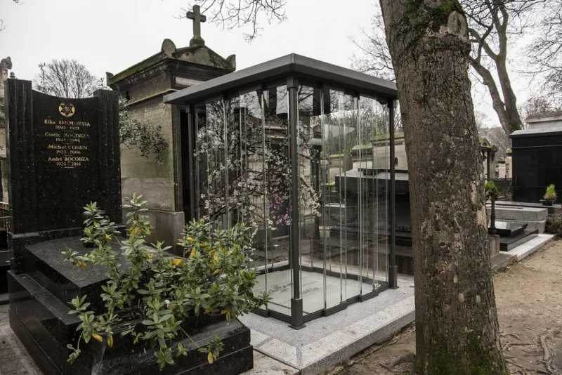 a picture taken on january 9, 2018 shows the family vault of the late french singer michel berger where the late singer france gall is scheduled to be buried on january 12, at the montmartre cemetery, in paris (photo by christophe archambault   afp)