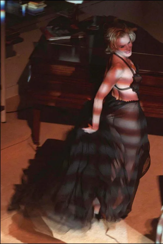 © all action abaca 21103-3 london-uk, 2 10 2000 daryl hannah on her first night of her play the seven year itch in london <motcle99> hannah daryl piece de theatre play england angleterre london londres vertical vertical < motcle99>