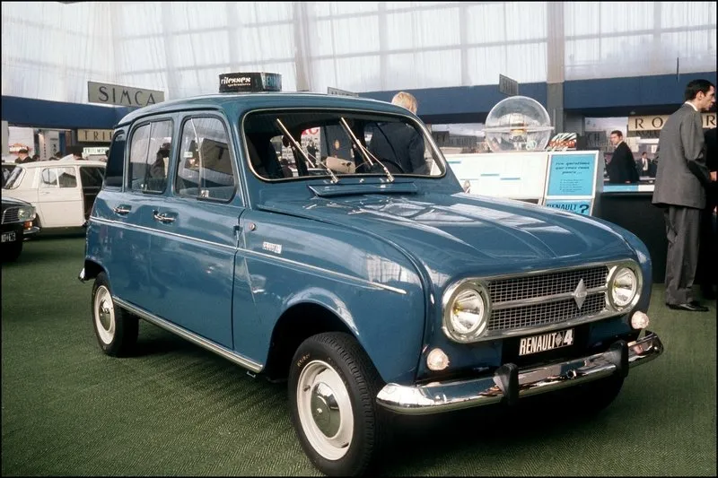 photo datée d'octobre 1968 d'une renault 4l présentée lors du salon de l'automobile à paris (photo by afp)