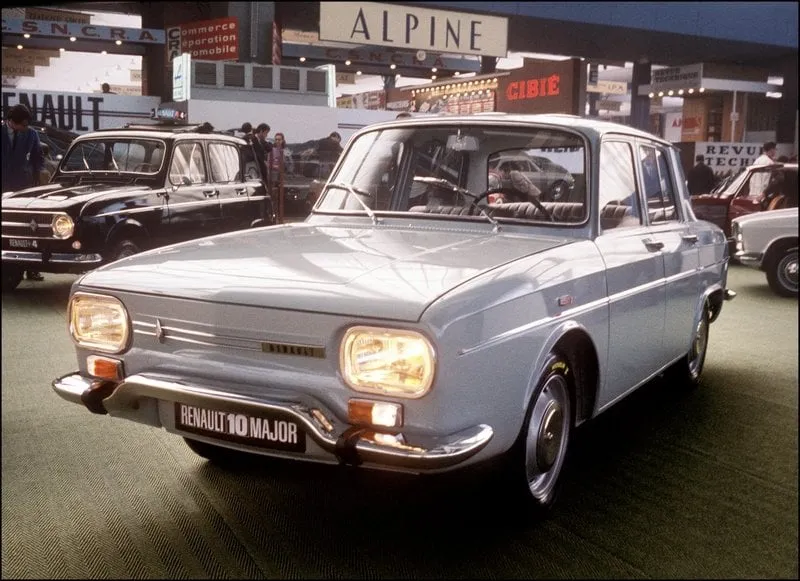 photo datée d'octobre 1968 d'une renault 10 présentée lors du salon de l'automobile à paris (photo by afp)