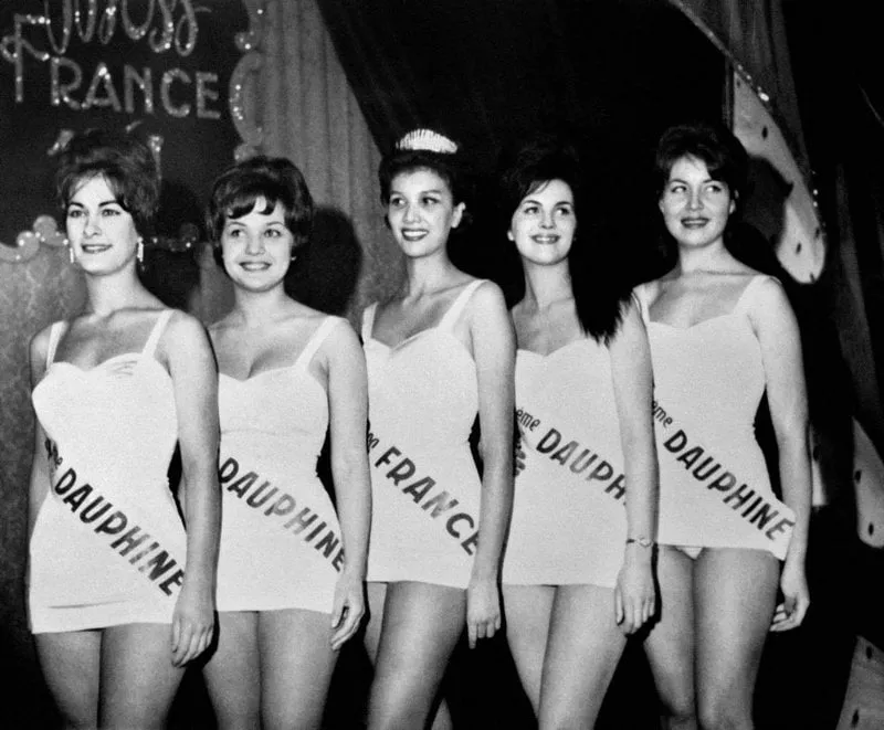 luce auger (c), qui était miss outremer, a été élue miss france à aix-les-bains le 1er janvier 1961 elle pose entourée de ses dauphines (photo by afp)